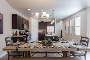 Paradise Village 58 l Sweet Retreat Private Hot Tub, Gaming Console, Community Resort Style Pool and Water Park